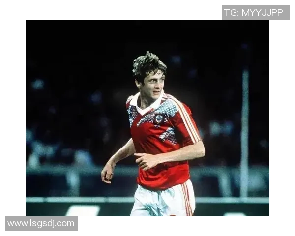 足球历史上第一位传奇9号球星的崛起与辉煌：从草根到世界之巅