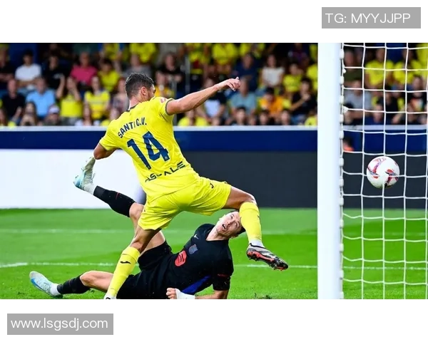 足球巨星遭遇场上场下双重欺负引发球迷热议与公平竞技呼声