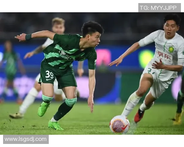 中国知名足球球星的成长之路与辉煌成就全景解析